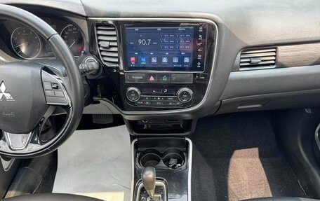 Mitsubishi Outlander III рестайлинг 3, 2021 год, 1 885 500 рублей, 8 фотография
