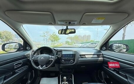 Mitsubishi Outlander III рестайлинг 3, 2021 год, 1 885 500 рублей, 7 фотография