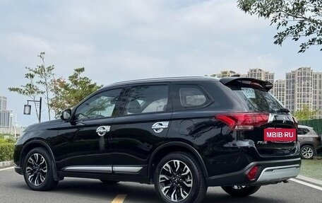 Mitsubishi Outlander III рестайлинг 3, 2021 год, 1 885 500 рублей, 4 фотография