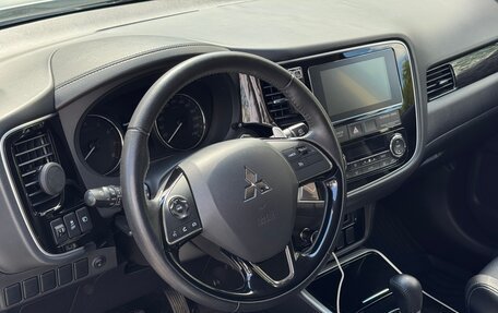 Mitsubishi Outlander III рестайлинг 3, 2018 год, 2 750 000 рублей, 7 фотография