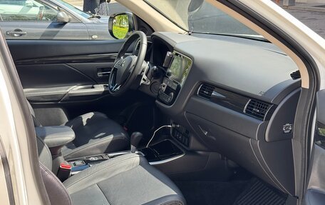 Mitsubishi Outlander III рестайлинг 3, 2018 год, 2 750 000 рублей, 13 фотография