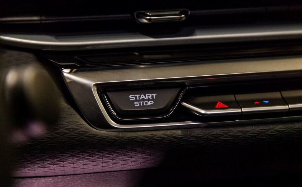 Geely Emgrand, 2024 год, 2 363 990 рублей, 21 фотография