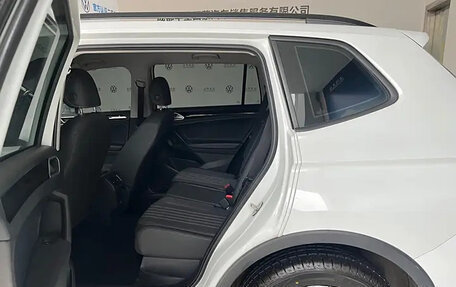 Volkswagen Tiguan II, 2022 год, 2 418 000 рублей, 12 фотография