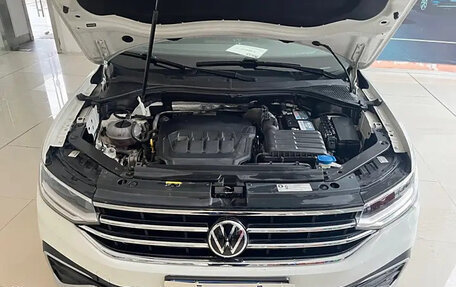 Volkswagen Tiguan II, 2022 год, 2 418 000 рублей, 15 фотография