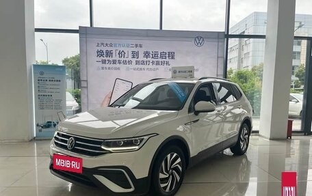 Volkswagen Tiguan II, 2022 год, 2 418 000 рублей, 2 фотография