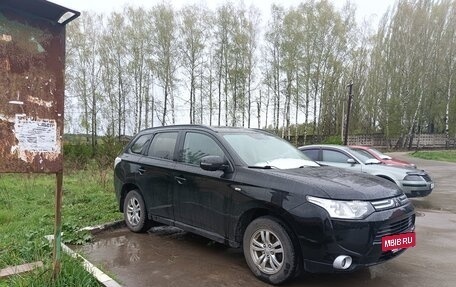 Mitsubishi Outlander III рестайлинг 3, 2013 год, 1 450 000 рублей, 3 фотография