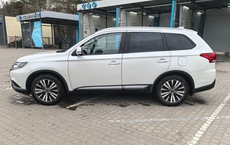 Mitsubishi Outlander III рестайлинг 3, 2019 год, 2 700 000 рублей, 6 фотография
