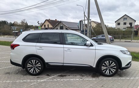 Mitsubishi Outlander III рестайлинг 3, 2019 год, 2 700 000 рублей, 7 фотография