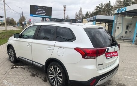 Mitsubishi Outlander III рестайлинг 3, 2019 год, 2 700 000 рублей, 5 фотография