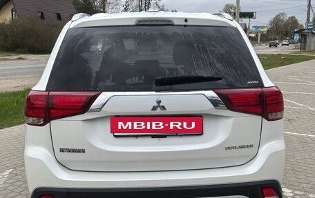 Mitsubishi Outlander III рестайлинг 3, 2019 год, 2 700 000 рублей, 3 фотография