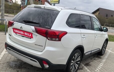 Mitsubishi Outlander III рестайлинг 3, 2019 год, 2 700 000 рублей, 4 фотография