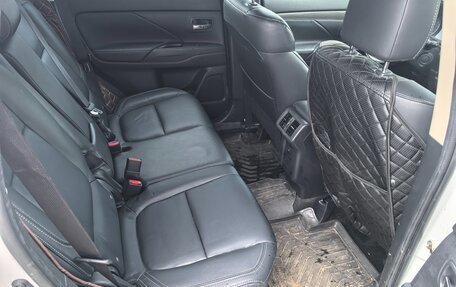Mitsubishi Outlander III рестайлинг 3, 2019 год, 2 700 000 рублей, 13 фотография