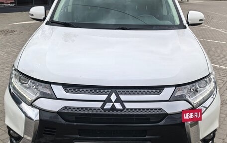 Mitsubishi Outlander III рестайлинг 3, 2019 год, 2 700 000 рублей, 2 фотография
