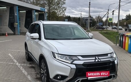 Mitsubishi Outlander III рестайлинг 3, 2019 год, 2 700 000 рублей, 8 фотография