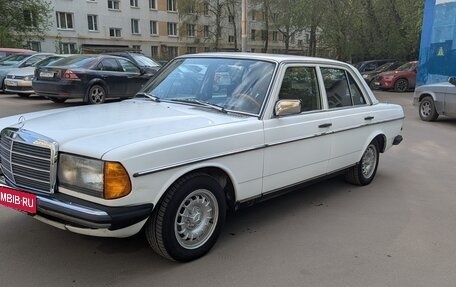 Mercedes-Benz W123, 1982 год, 700 000 рублей, 1 фотография