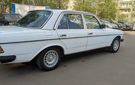 Mercedes-Benz W123, 1982 год, 700 000 рублей, 4 фотография