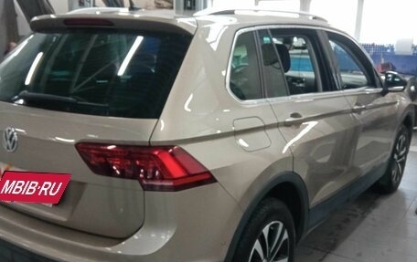 Volkswagen Tiguan II, 2019 год, 1 999 000 рублей, 3 фотография