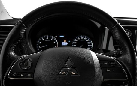 Mitsubishi Outlander III рестайлинг 3, 2018 год, 1 800 000 рублей, 19 фотография
