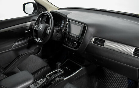 Mitsubishi Outlander III рестайлинг 3, 2018 год, 1 800 000 рублей, 14 фотография