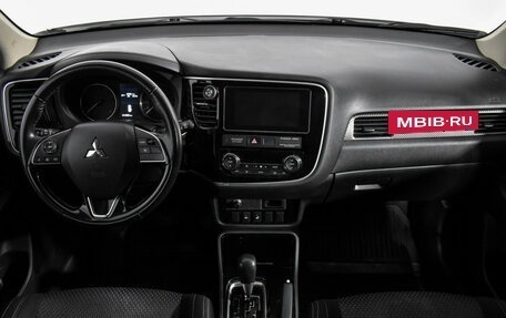 Mitsubishi Outlander III рестайлинг 3, 2018 год, 1 800 000 рублей, 16 фотография