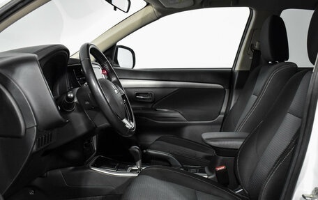 Mitsubishi Outlander III рестайлинг 3, 2018 год, 1 800 000 рублей, 11 фотография