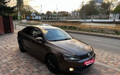 Volkswagen Jetta VI, 2012 год, 920 000 рублей, 3 фотография