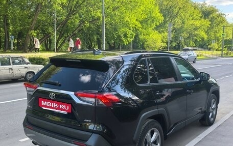 Toyota RAV4, 2021 год, 3 900 000 рублей, 2 фотография