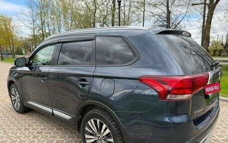 Mitsubishi Outlander III рестайлинг 3, 2019 год, 2 480 000 рублей, 10 фотография