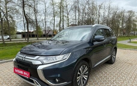 Mitsubishi Outlander III рестайлинг 3, 2019 год, 2 480 000 рублей, 2 фотография