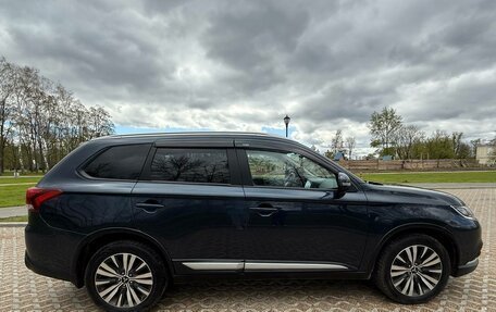 Mitsubishi Outlander III рестайлинг 3, 2019 год, 2 480 000 рублей, 15 фотография