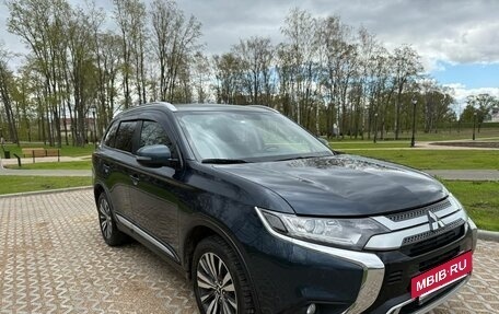 Mitsubishi Outlander III рестайлинг 3, 2019 год, 2 480 000 рублей, 6 фотография