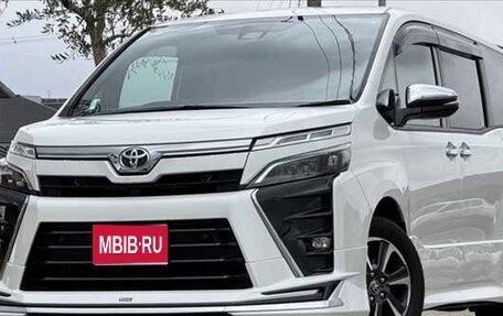 Toyota Voxy III, 2021 год, 2 179 000 рублей, 1 фотография