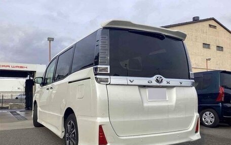 Toyota Voxy III, 2021 год, 2 168 000 рублей, 3 фотография