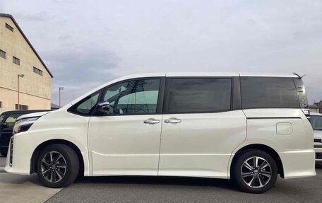 Toyota Voxy III, 2021 год, 2 168 000 рублей, 2 фотография