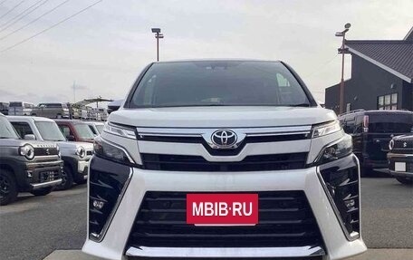 Toyota Voxy III, 2021 год, 2 168 000 рублей, 7 фотография