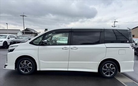 Toyota Voxy III, 2021 год, 2 179 000 рублей, 3 фотография