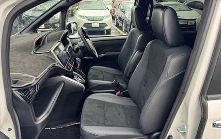 Toyota Voxy III, 2021 год, 2 179 000 рублей, 12 фотография