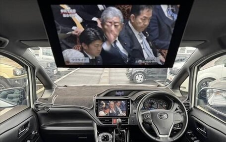 Toyota Voxy III, 2021 год, 2 179 000 рублей, 10 фотография