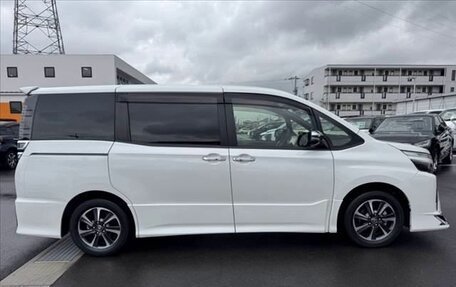 Toyota Voxy III, 2021 год, 2 179 000 рублей, 7 фотография