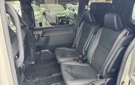 Toyota Voxy III, 2021 год, 2 179 000 рублей, 17 фотография