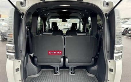 Toyota Voxy III, 2021 год, 2 179 000 рублей, 20 фотография