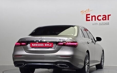 Mercedes-Benz E-Класс, 2022 год, 3 650 000 рублей, 4 фотография