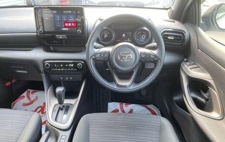 Toyota Yaris, 2021 год, 999 000 рублей, 10 фотография