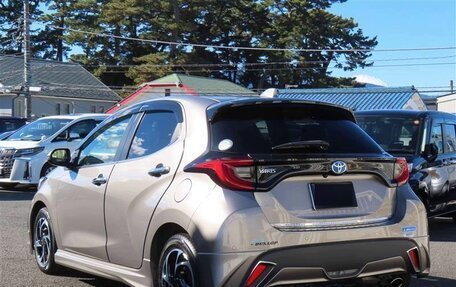 Toyota Yaris, 2022 год, 1 113 000 рублей, 3 фотография