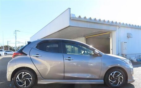 Toyota Yaris, 2022 год, 1 113 000 рублей, 4 фотография