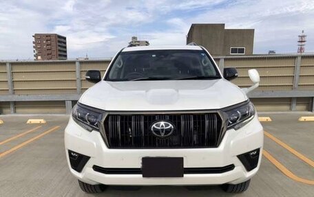 Toyota Land Cruiser Prado 150 рестайлинг 2, 2022 год, 3 695 000 рублей, 2 фотография