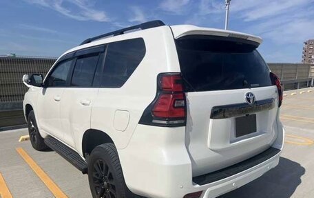Toyota Land Cruiser Prado 150 рестайлинг 2, 2022 год, 3 695 000 рублей, 5 фотография