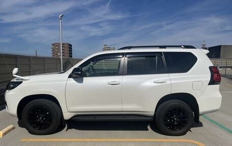 Toyota Land Cruiser Prado 150 рестайлинг 2, 2022 год, 3 695 000 рублей, 8 фотография