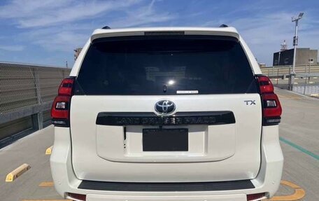 Toyota Land Cruiser Prado 150 рестайлинг 2, 2022 год, 3 695 000 рублей, 6 фотография