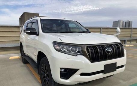Toyota Land Cruiser Prado 150 рестайлинг 2, 2022 год, 3 695 000 рублей, 4 фотография